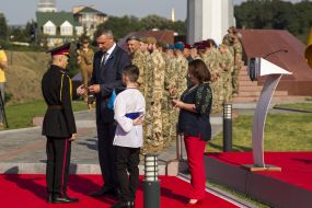 Vitali Klitschko hands over passports
