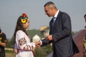 Vitali Klitschko hands over passports