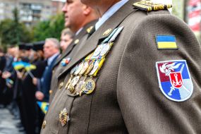 Участники церемонии поднятия Государственного флага Украины