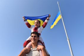 Девочка в вышиванке держит флаг Украины