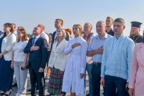 Участники церемонии поднятия Государственного флага Украины на острове Хортица