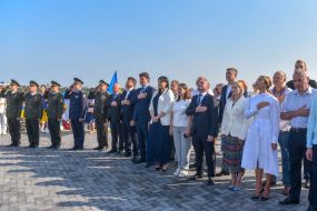 Участники церемонии поднятия Государственного флага Украины на острове Хортица