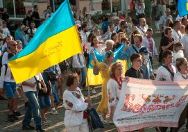 Parade of embroidered shirts for the Day of the State Flag of Ukraine