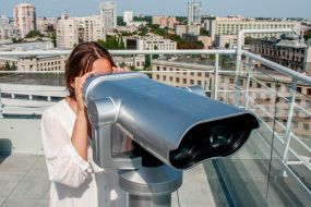 Девушка смотрит в бинокль