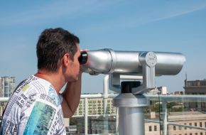 Мужчина смотрит в бинокль