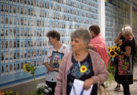 People honor the memory of the fallen defenders of Ukraine