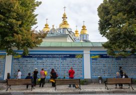People honor the memory of the fallen defenders of Ukraine