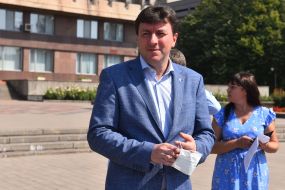 Александр Старух вручил ключи от 10 школьных автобусов руководителям территориальных общин