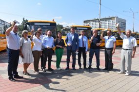 Александр Старух вручил ключи от 10 школьных автобусов руководителям территориальных общин