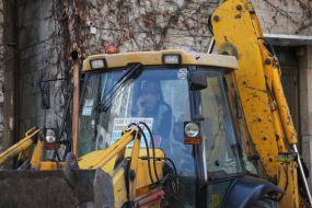 Excavator the half-ruined building "Flowers of Ukraine"