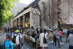 Participants of the presentation near the half-ruined building "Flowers of Ukraine"