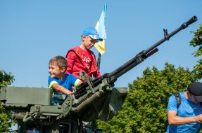 Children on the tank