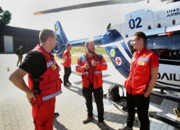Participants in the presentation of a pilot project on aeromedical evacuation