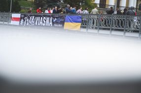 Banner with the inscription "FreeViasna" and the flags of Ukraine and Belarus on the bridge