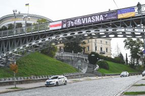 Banner with the inscription "FreeViasna" and the flags of Ukraine and Belarus on the bridge