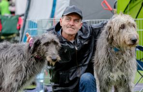 Чоловік з собаками