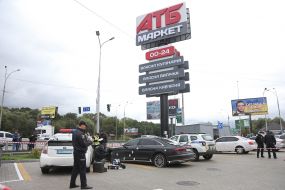 Следственно-оперативная группа полиции проводит следственные действия на месте покушения на Сергея Шефира