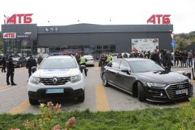 Следственно-оперативная группа полиции проводит следственные действия на месте покушения на Сергея Шефира