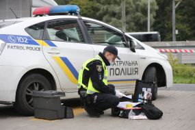 Следственно-оперативная группа полиции проводит следственные действия на месте покушения на Сергея Шефира