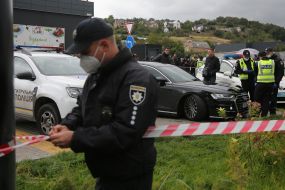 Следственно-оперативная группа полиции проводит следственные действия на месте покушения на Сергея Шефира