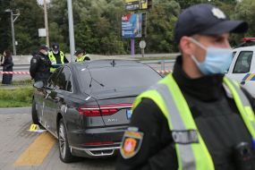 Следственно-оперативная группа полиции проводит следственные действия на месте покушения на Сергея Шефира