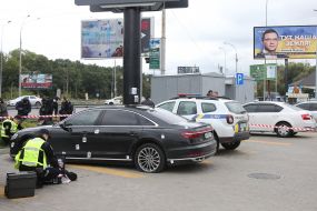 Следственно-оперативная группа полиции проводит следственные действия на месте покушения на Сергея Шефира