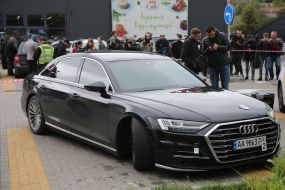 Следственно-оперативная группа полиции проводит следственные действия на месте покушения на Сергея Шефира