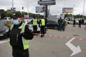 Следственно-оперативная группа полиции проводит следственные действия на месте покушения на Сергея Шефира