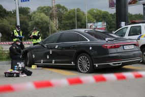 Следственно-оперативная группа полиции проводит следственные действия на месте покушения на Сергея Шефира