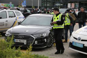 Следственно-оперативная группа полиции проводит следственные действия на месте покушения на Сергея Шефира