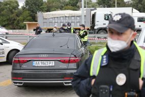 Следственно-оперативная группа полиции проводит следственные действия на месте покушения на Сергея Шефира