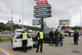 Следственно-оперативная группа полиции проводит следственные действия на месте покушения на Сергея Шефира