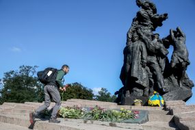 People near the monument in Babi Yar