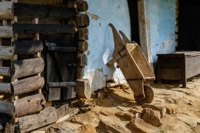 Wooden wheelbarrow near the wall of the house-museum "Lemkivska manor"
