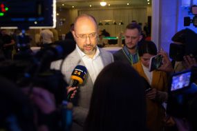 Денис Шмыгаль общается с прессой