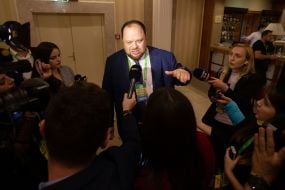 Руслан Стефанчук общается с прессой