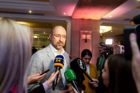 Денис Шмыгаль общается с прессой