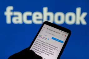 Information in English about the failure of the social network Facebook on the phone screen