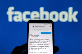 Information in English about the failure of the social network Facebook on the phone screen