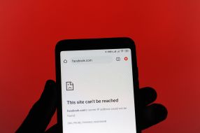 The inscription on the phone screen: "Unable to access the site"