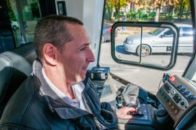 Водій в кабіні трамвая виробництва швейцарської компанії Stadler в Харкові