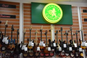 Музыкальные инструменты в специализированном магазине