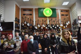 Музыкальные инструменты в специализированном магазине