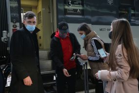 The passenger presents the Covid vaccination certificate to the conductor