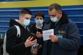 The passenger presents the Covid vaccination certificate to the conductor