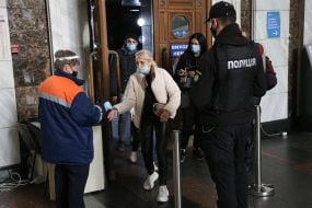 Checking the temperature of passengers with a non-contact thermometer