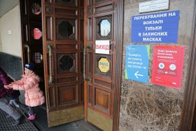 Index "COVID-19 vaccination station"at the train station