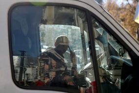 Водитель авто говорит по телефону