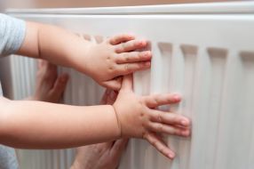 Children's hands measure the temperature of the battery