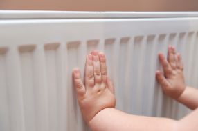 Children's hands measure the temperature of the battery